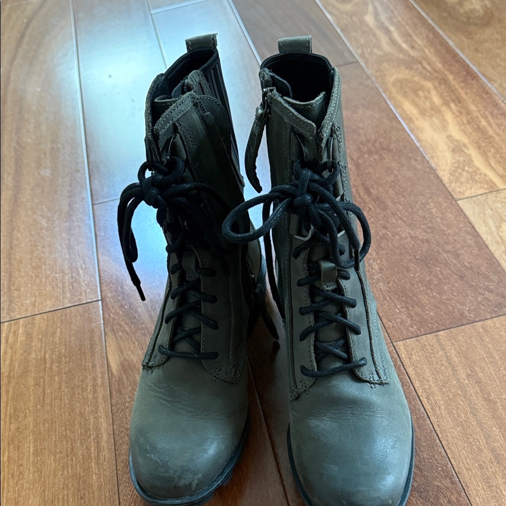 Sorel Women's Ankle Boots in Olive and Black